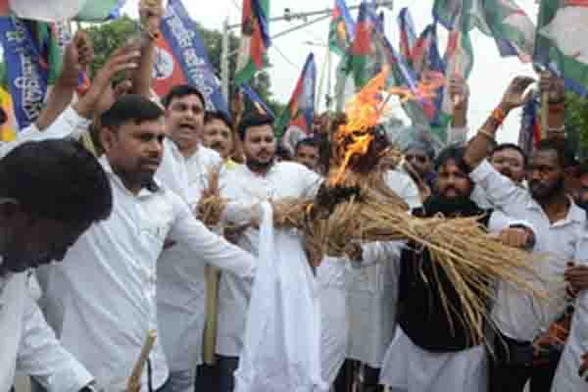 पश्चिम बंगाल में बिहार के छात्रों से दुर्व्यवहार पर लोजपा (रामविलास) का प्रदर्शन